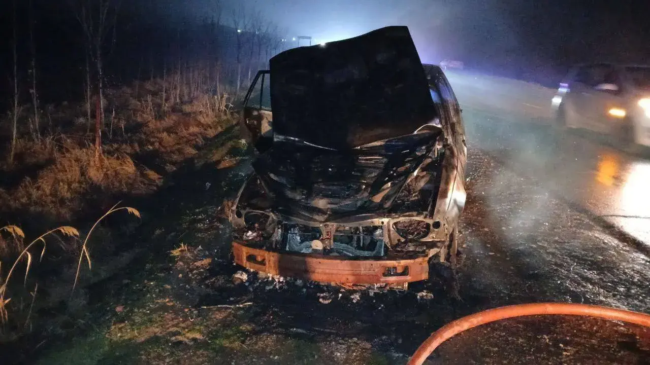 Piskentda Nexia 2 dvigatel qismidan yonib ketdi