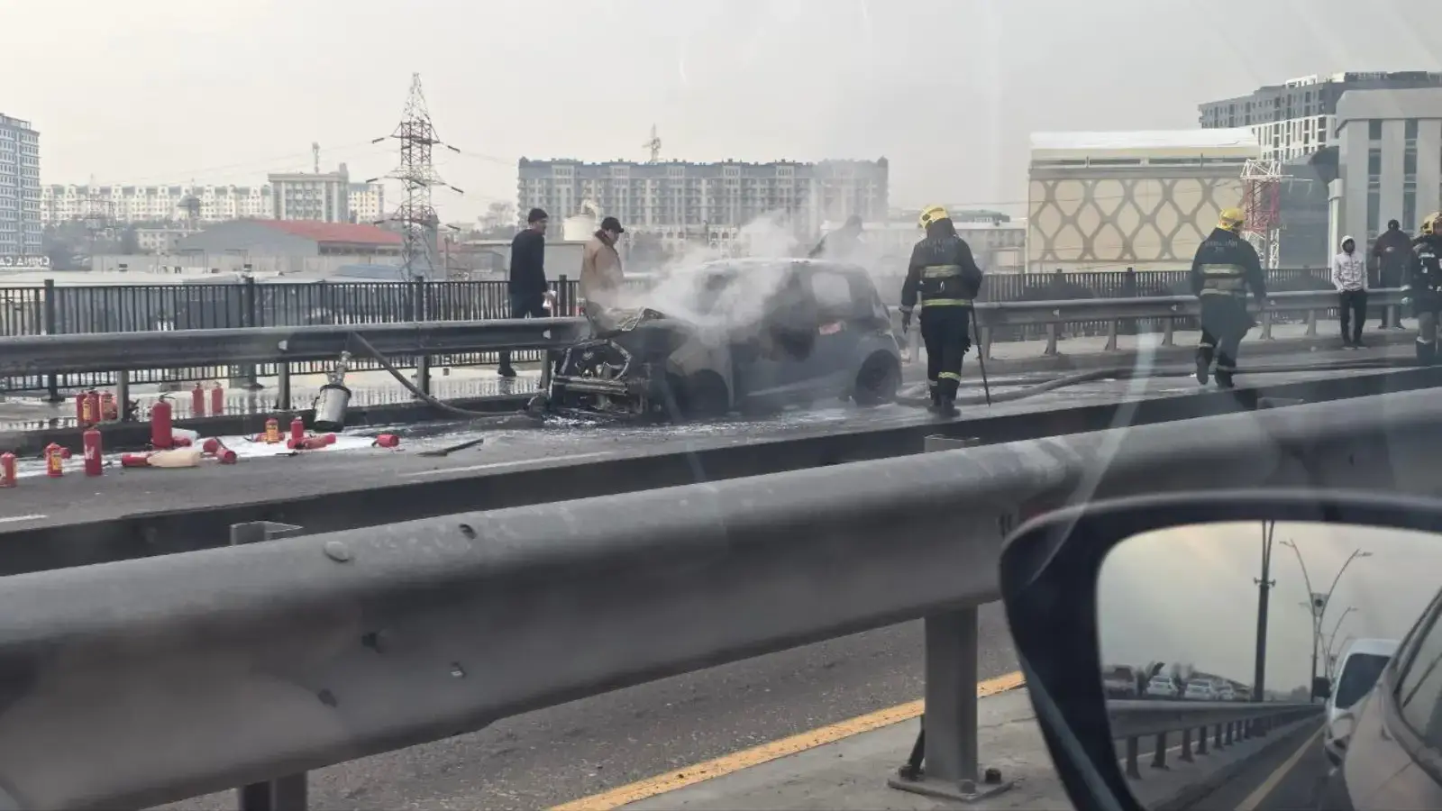 Тошкентда Спарк автомашинаси ёниб кетди: ёнғин тезда ўчирилди (видео)