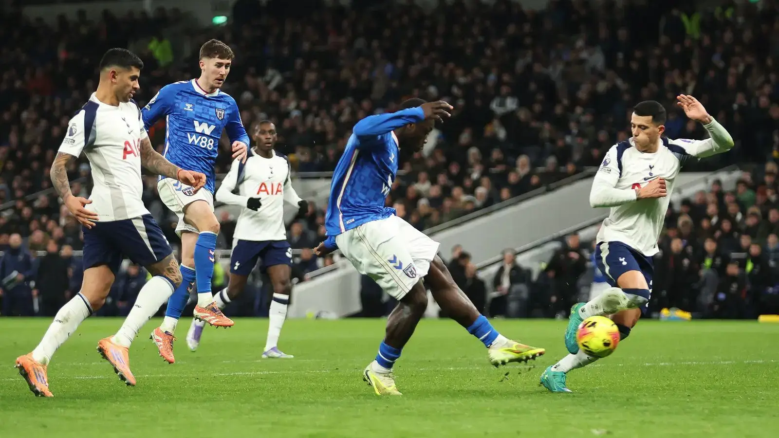 Tottenham, Sunderland karşısında galibiyeti koruyamadı