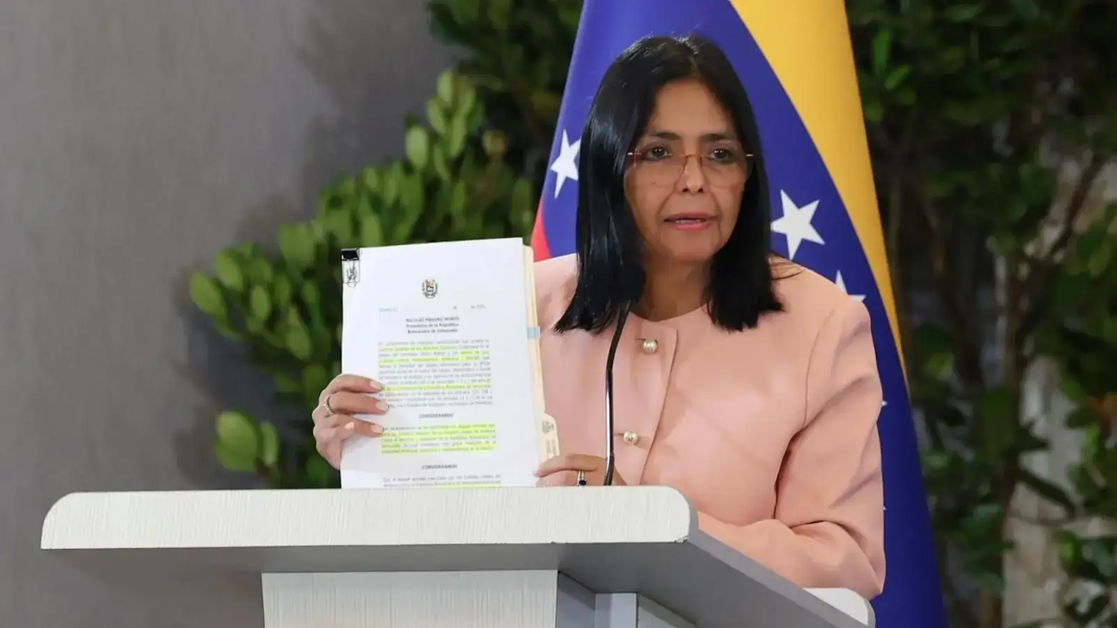 Родригес Венесуэла президенти сифатида қасамёд қилди, Мадуро иши судда