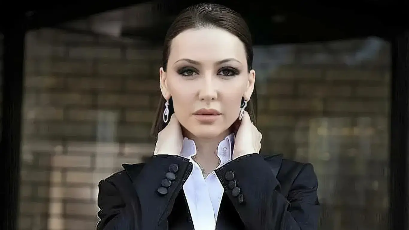 Ноодатий либослари билан мухлислари эътиборидан тушмайдиган Лола Йўлдошева ҳақида