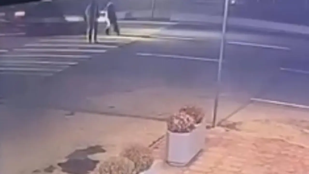 Жызақта жаяу жүргіншілер жолында жол апаты: жылдам келе жатқан көлік қызды қағып кетті