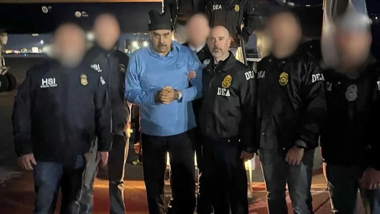 Николас Мадуро кишанланган ҳолда Нью-Йоркка олиб келинди