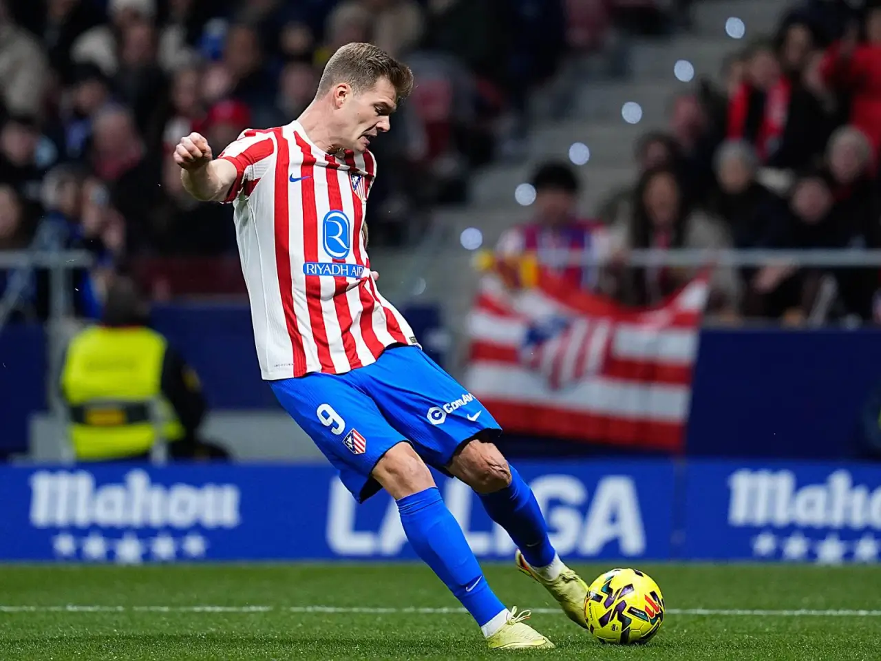 «Ювентус» включился в борьбу за форварда «Атлетико» Сёрлота