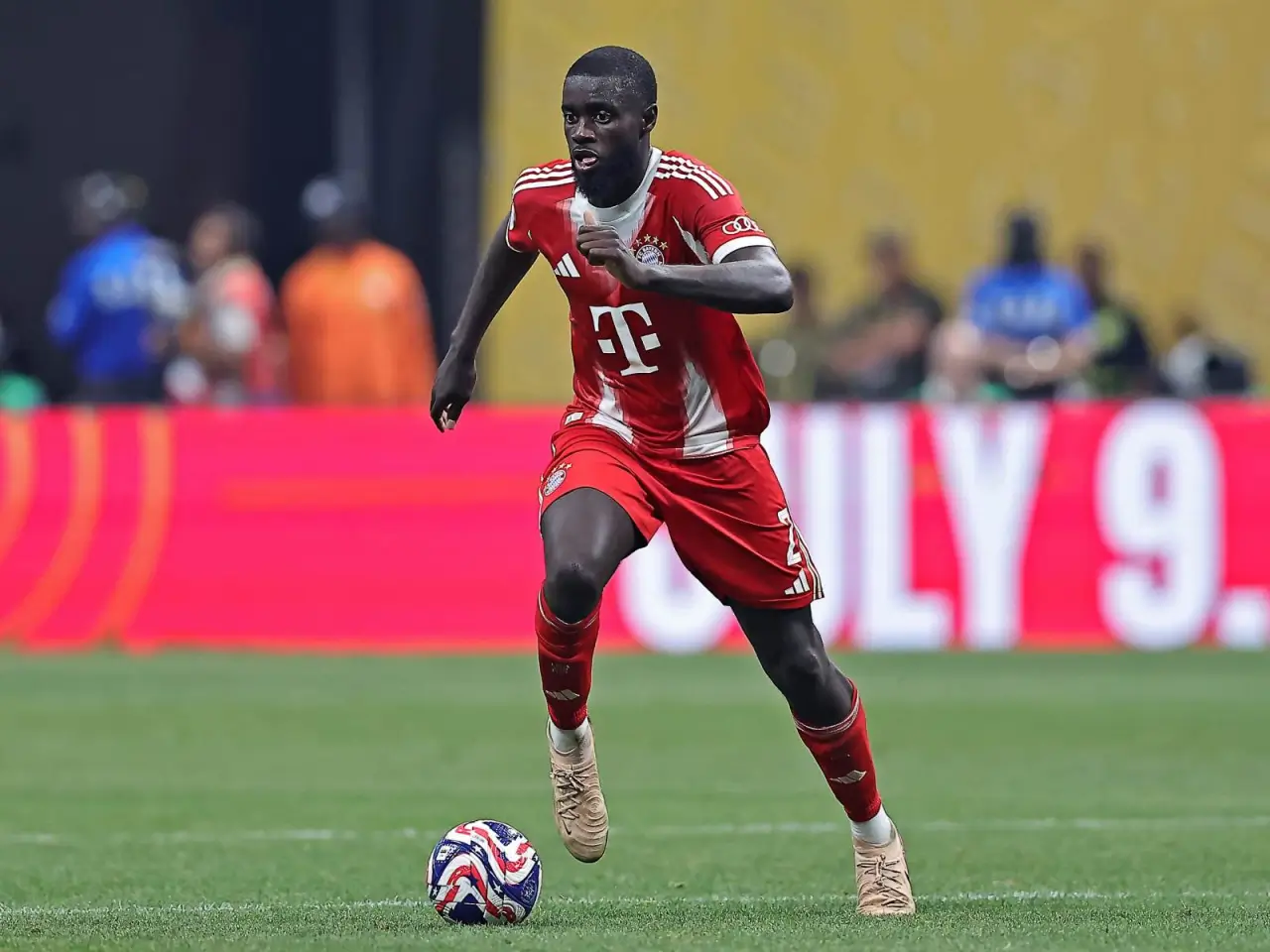 «Бавария» Упамекано битимининг чўзилишини сакичга қиёслади