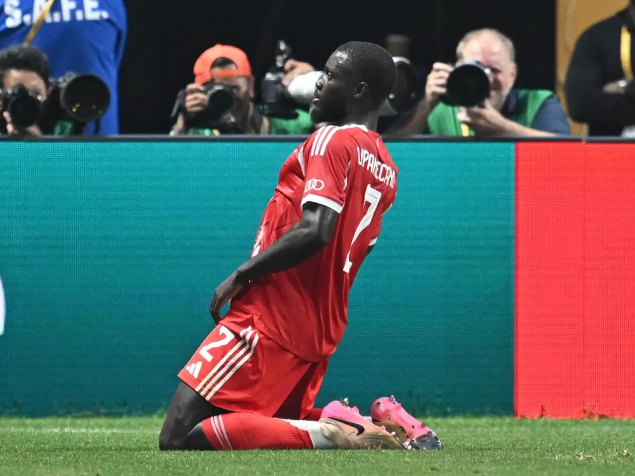 «Бавария» Упамекано билан шартномани узайтиришга яқин