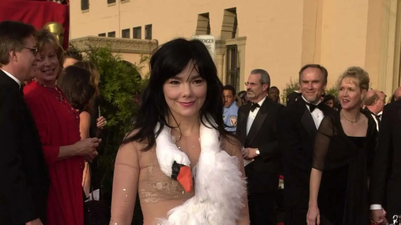 Björk, Grönland’ı destekledi ve Danimarka’yı sömürgecilikle suçladı