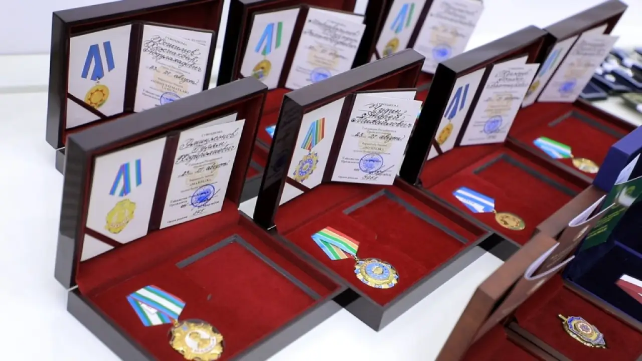 Шавкат Мирзиёев наградил сотрудников прокуратуры по случаю профессионального праздника