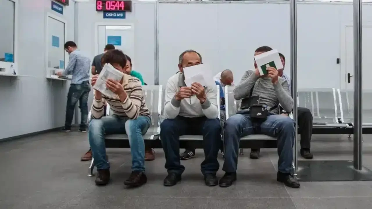 Россияда тиббий кўрикдан бўйин товлаган мигрантларни жаримага тортиш таклиф қилинди