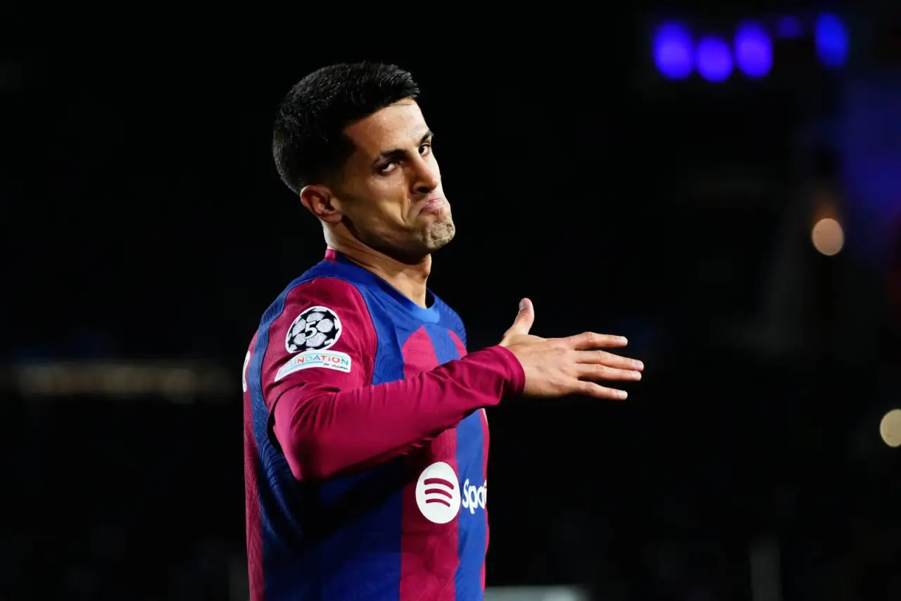 Deco, Cancelo’nun Barcelona için maaşını düşürdüğünü doğruladı