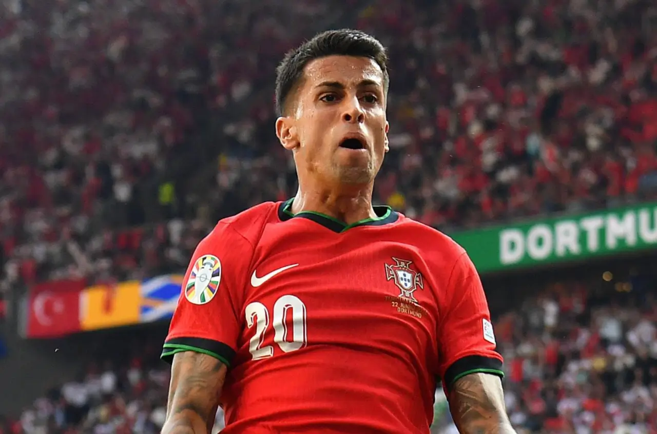 Cancelo’nun Barcelona’ya transferi geçici olarak ertelendi