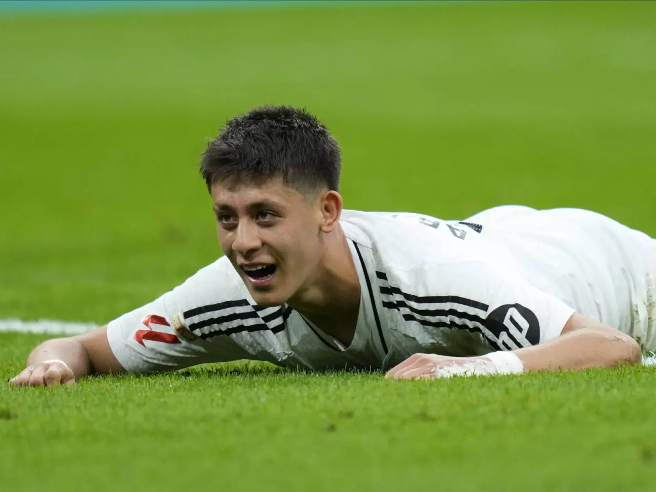 Arda Gyuler finaldan keyin hissiyotga berilib yiqildi