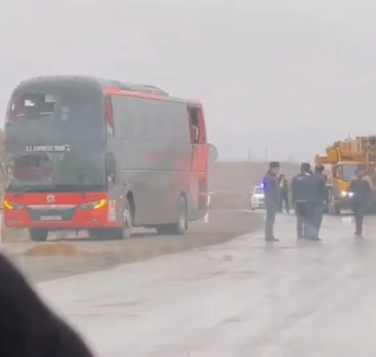 Navoiyda bir oy ichida ikkinchi bor yo‘lovchi avtobusi ag‘darildi