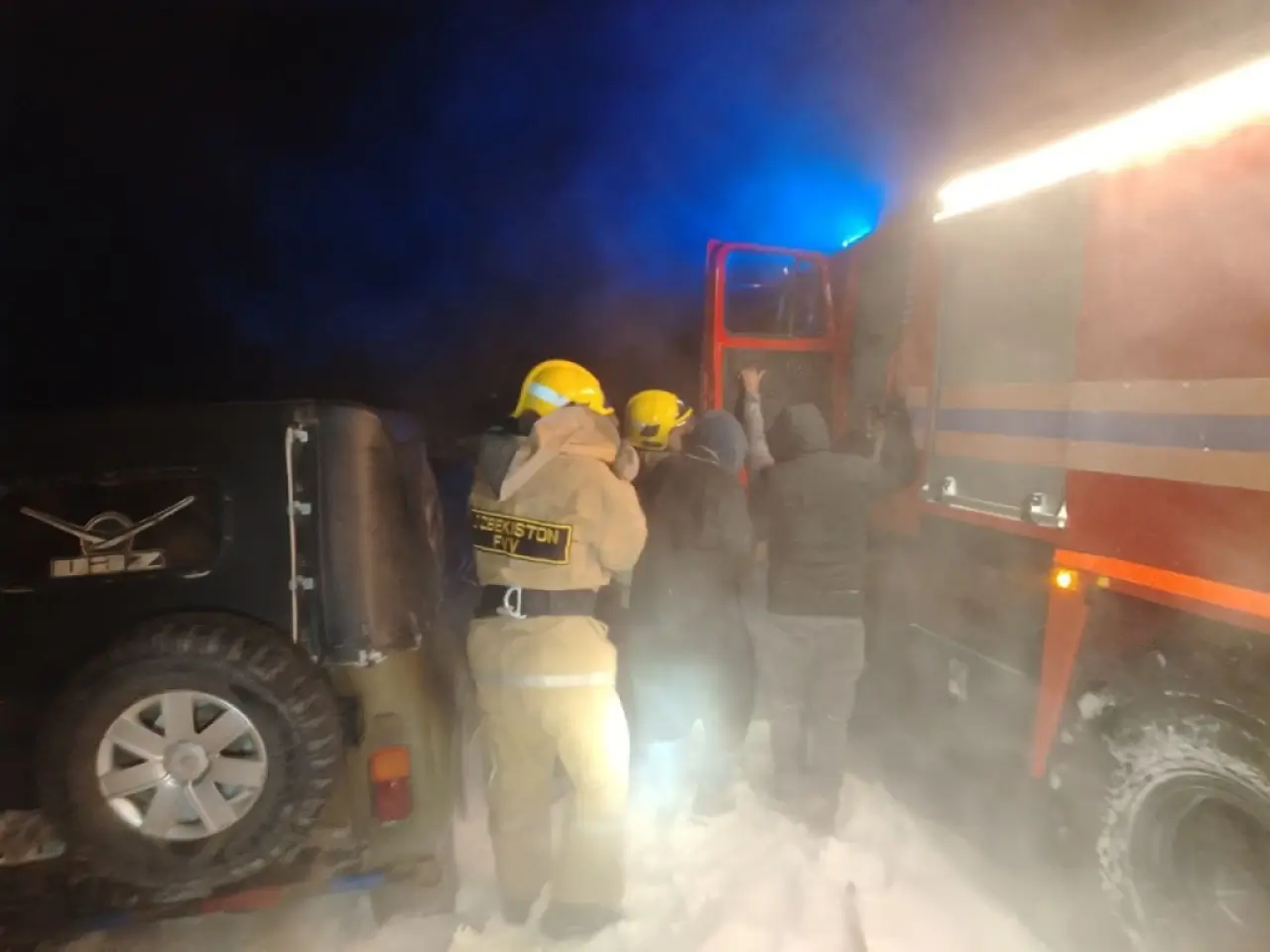 Qashqadaryoda qor bo‘roni sabab yo‘lda qolib ketgan 10 kishi qutqarildi