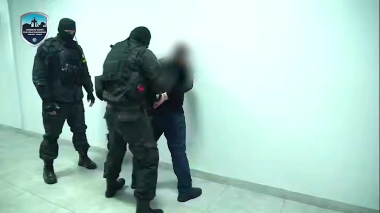 Namanganlik fuqaro qarz undirish uchun jinoiy guruh tuzganlikda gumonlanmoqda Video