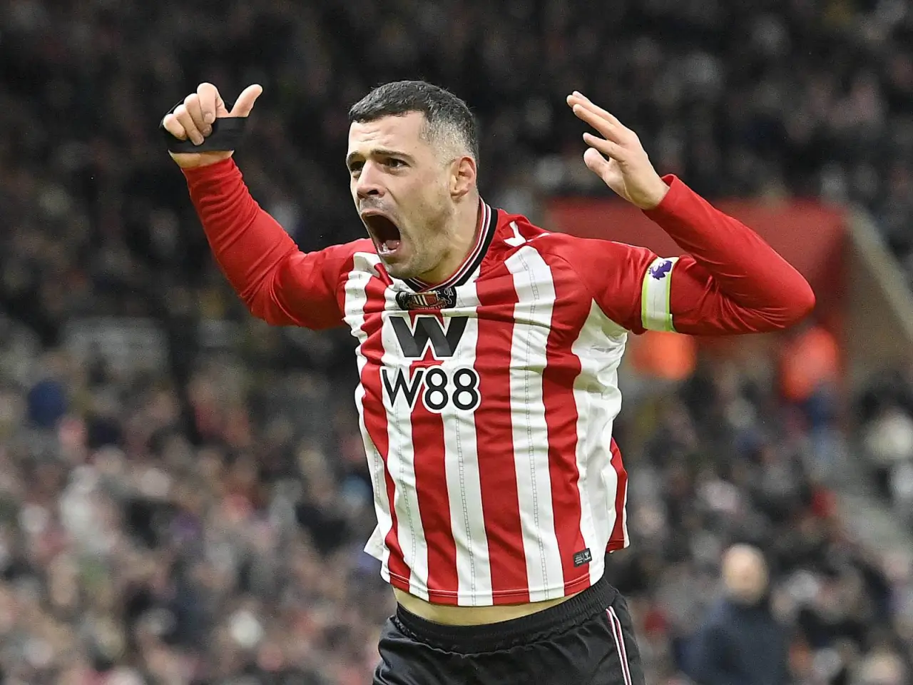 Granit Jaka APL o'yinida muxlis bilan tortishib qoldi