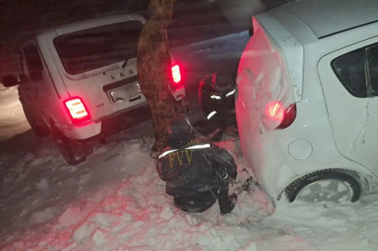 Жиззахда қор бўронида қолиб кетган фуқаролар қутқарилди