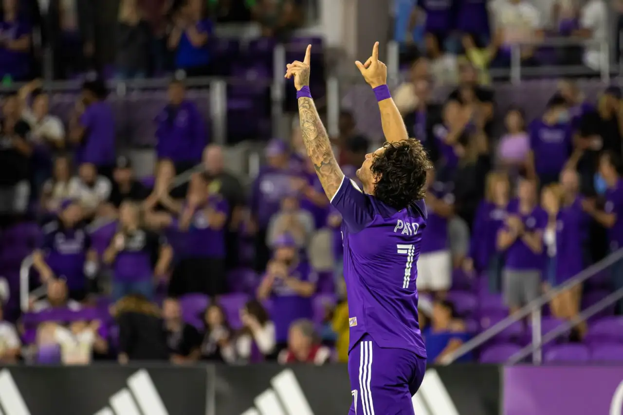 Александре Пато Англияда клуб сотиб олиш бўйича музокара қилмоқда