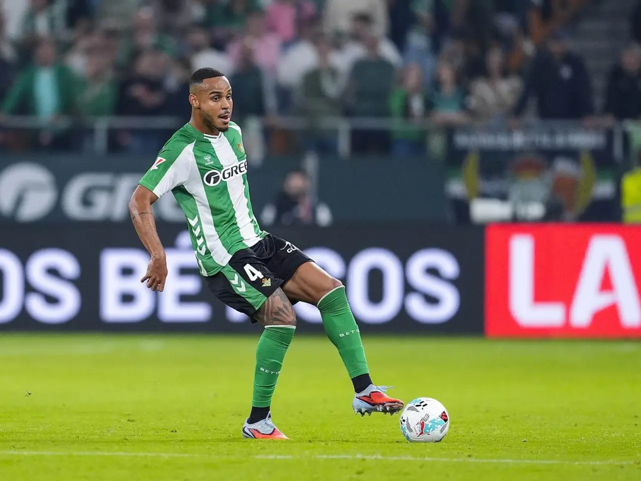 Мадриднинг “Реал” клуби “Бетис” марказий ҳимоячисига кўз тикди