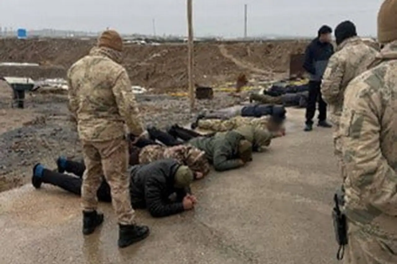 Навоийда ноқонуний олтин қазиб олиш билан шуғулланган жиноий гуруҳ фош этилди