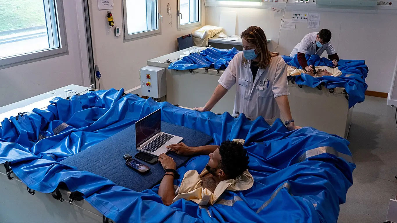 Француз олимлари кўнгиллиларга 10 кун ётиш учун 5 минг евро тўлашга тайёр