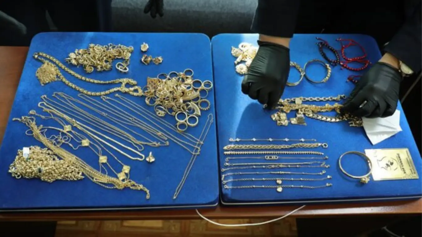 Тошкент аэропортида божхона ёнидан икки миллиард сўмлик тақинчоқларни олиб ўтишга уринишган