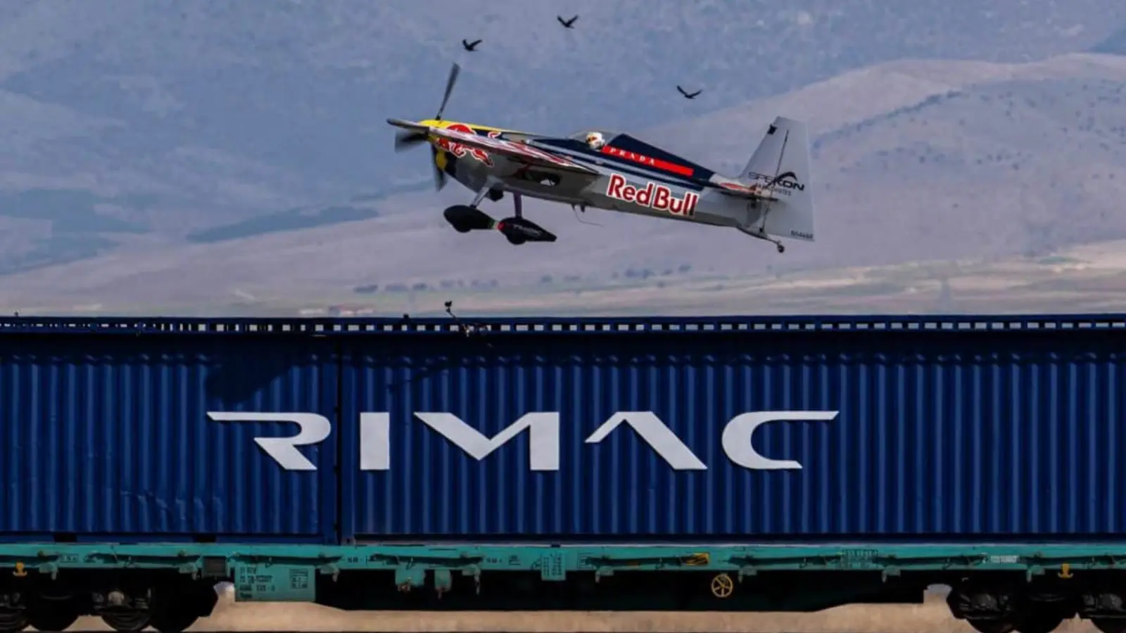 Авиацияда янги рекорд: самолёт юриб кетаётган поезд томига қўндирилди