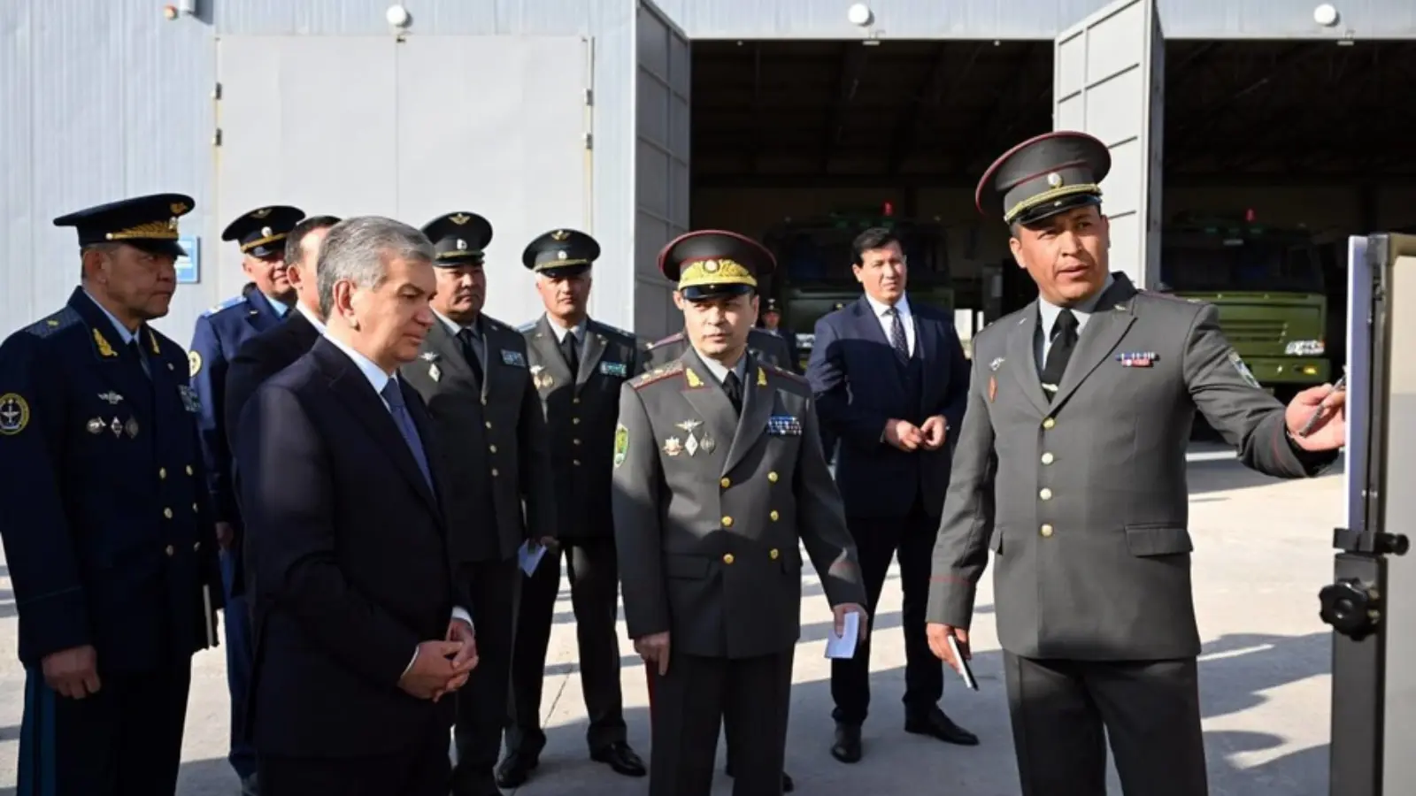Президент Шавкат Мирзиёев посетил воинскую часть в Сурхандарье