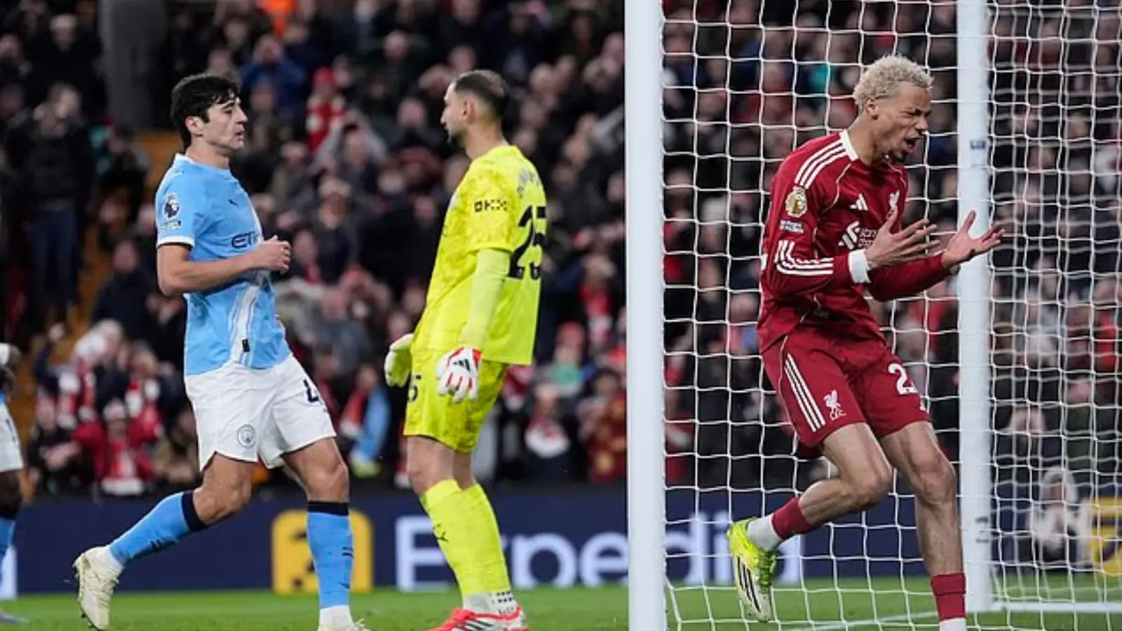 Мухлислар Ҳусановни мақтаяпти: "Сити"да янги девор пайдо бўлмоқда...