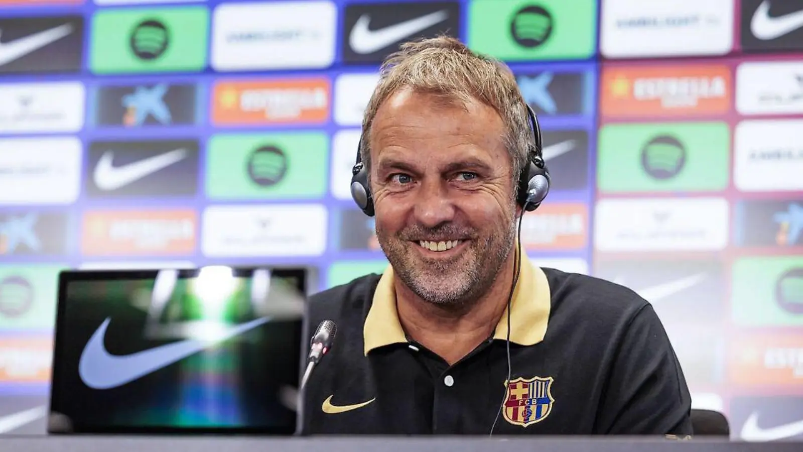 Ханс-Дитер Флик камбэкке сенеді және жанкүйерлерді бірігуге шақырды