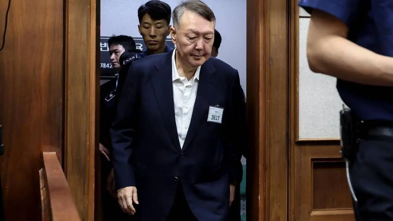 Оңтүстік Кореяда бұрынғы президент Юн өмір бойына бас бостандығынан айырылды