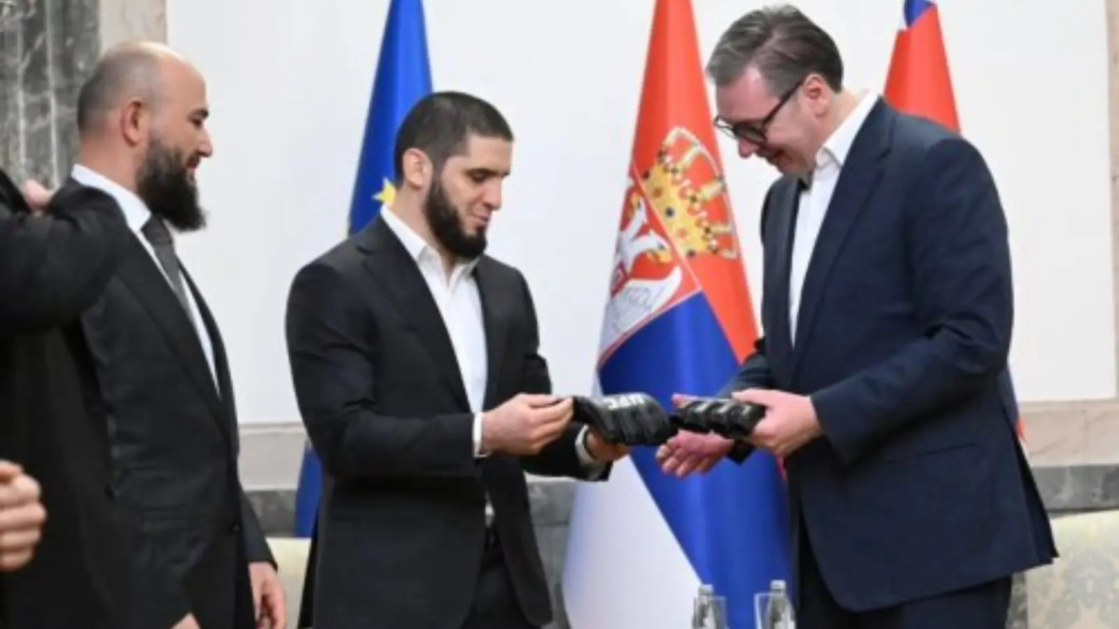 Махачев ва Сербия президенти учрашди: чемпионлик қўлқопи совға қилинди