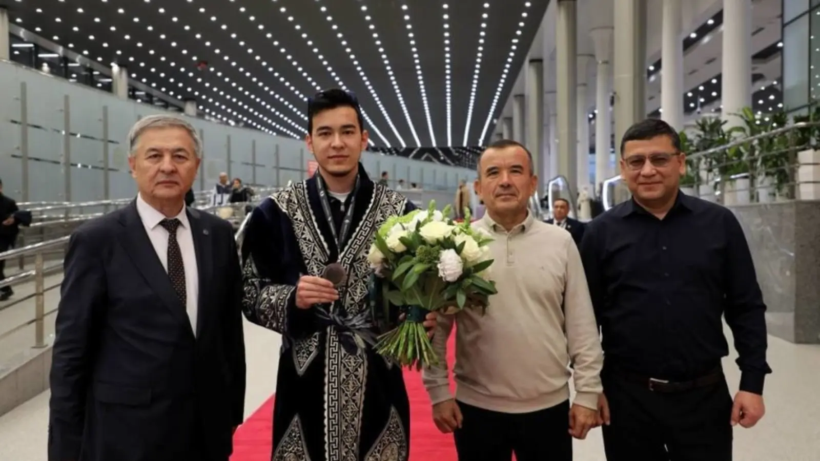 Победителя чемпионата мира Абдусатторова приветствовали в Ташкенте