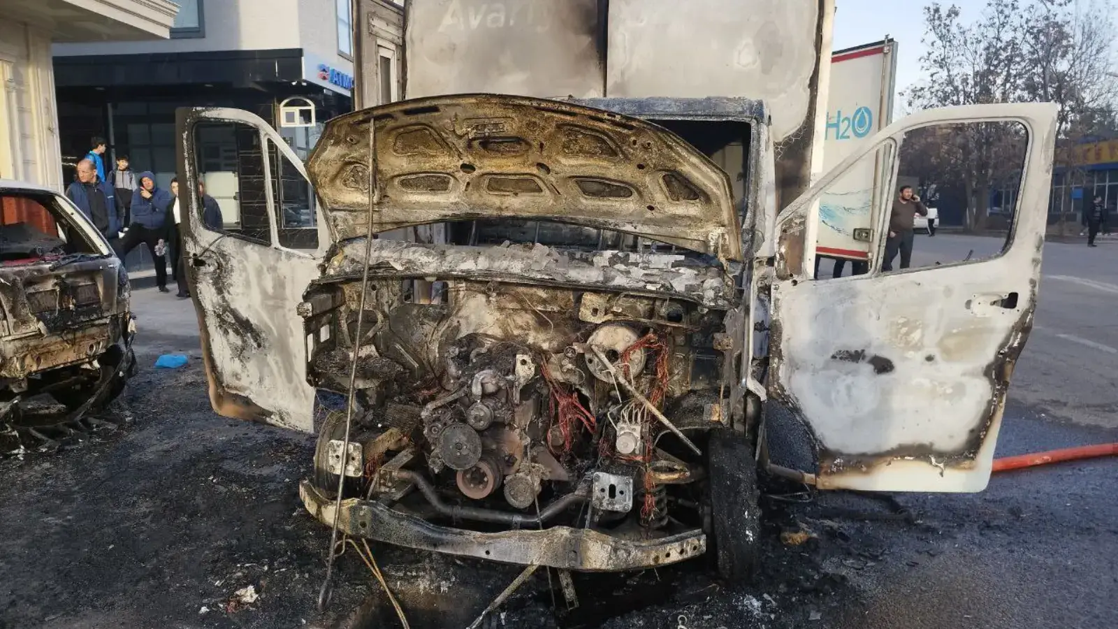 В Алмазарском районе Ташкента загорелся автомобиль "Газель"