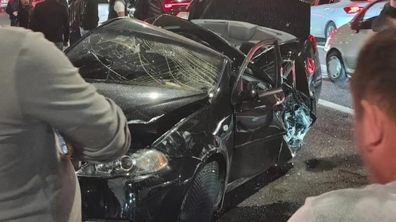 Тошкентда Gentra қарши йўналишга чиқиб, икки машинага урилди