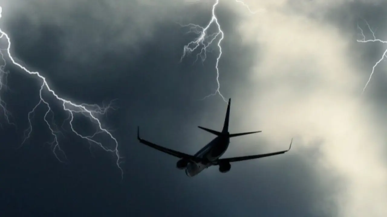 Қатты найзағай салдарынан Тошкентте кейбір рейстер қона алмады