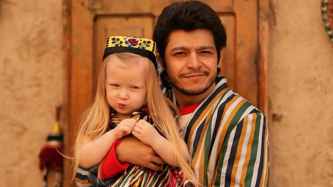 Миржалол ва Ясмина миллий атлас либосларда рақсга тушди — видео мухлисларни ром этди (видео)