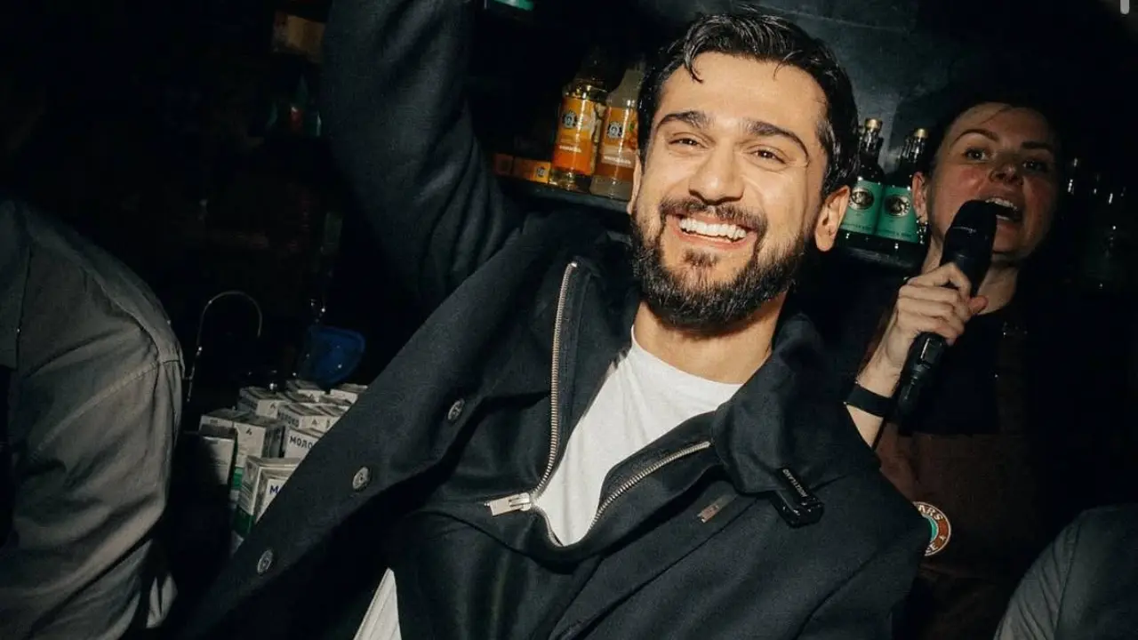 Паломничество в Умру азербайджанского певца Джони привлекает внимание поклонников