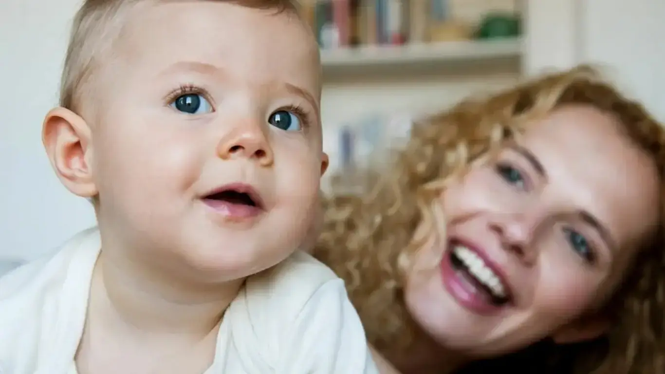 Oğlun gülümsemesi kime benziyor - babaya mı yoksa anneye mi?
