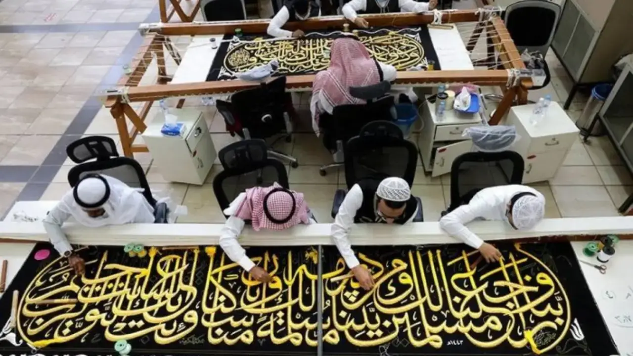 Ткань из Каабы была отправлена миллиардеру Эпштейну в качестве подарка