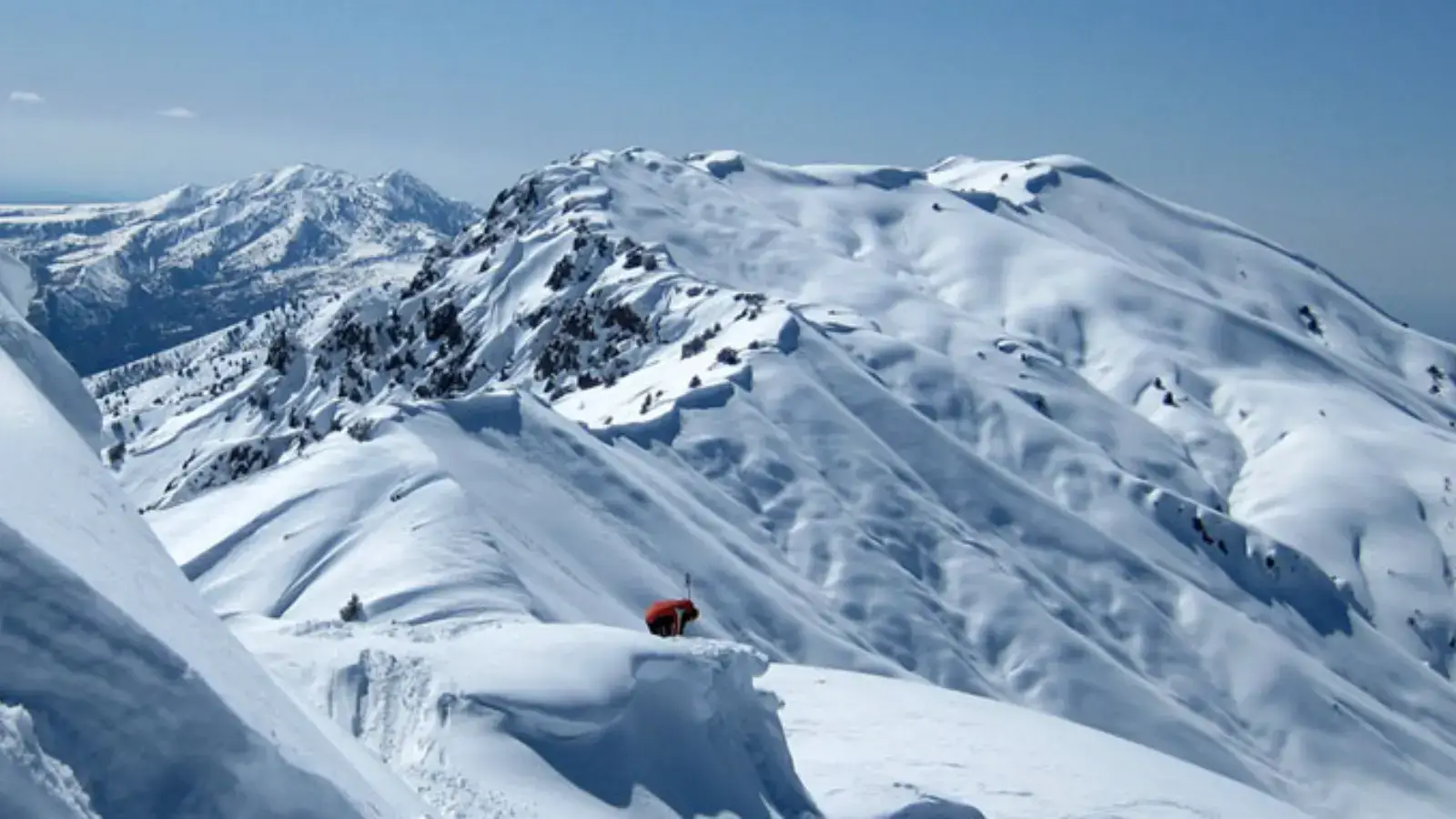 Snow accumulated around the foothills of the Hissar Mountains: the risk of flooding increased in spring