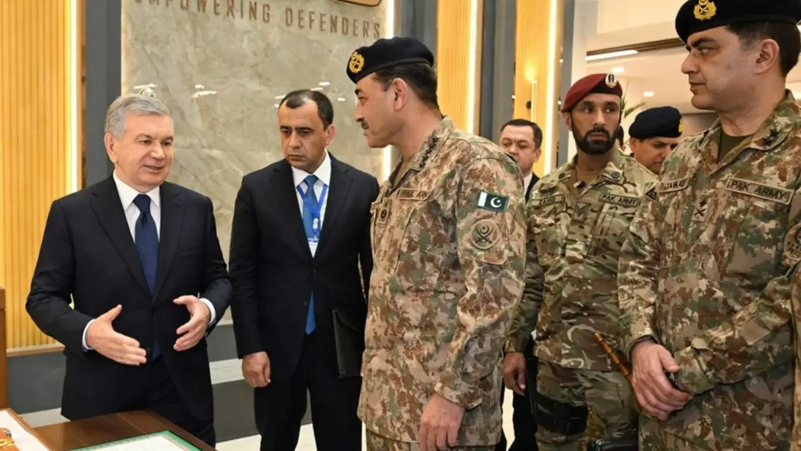 Мирзиёев фельдмаршал Асим Мунир билан мудофаа режаларини муҳокама қилди