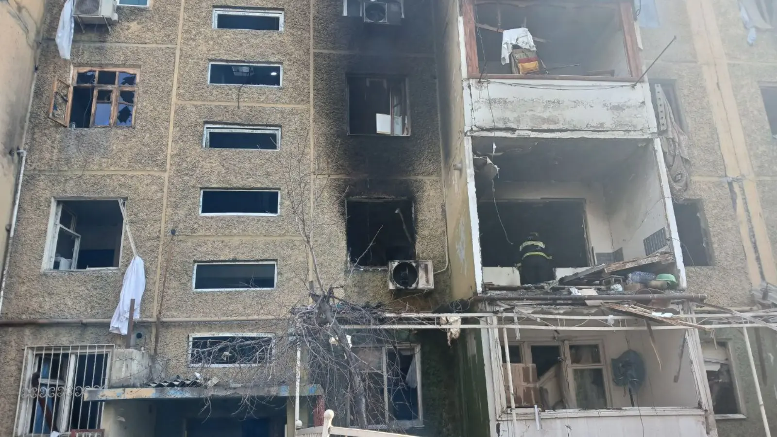 Пожар в многоквартирном доме в Коканде: ситуация взята под контроль (видео)