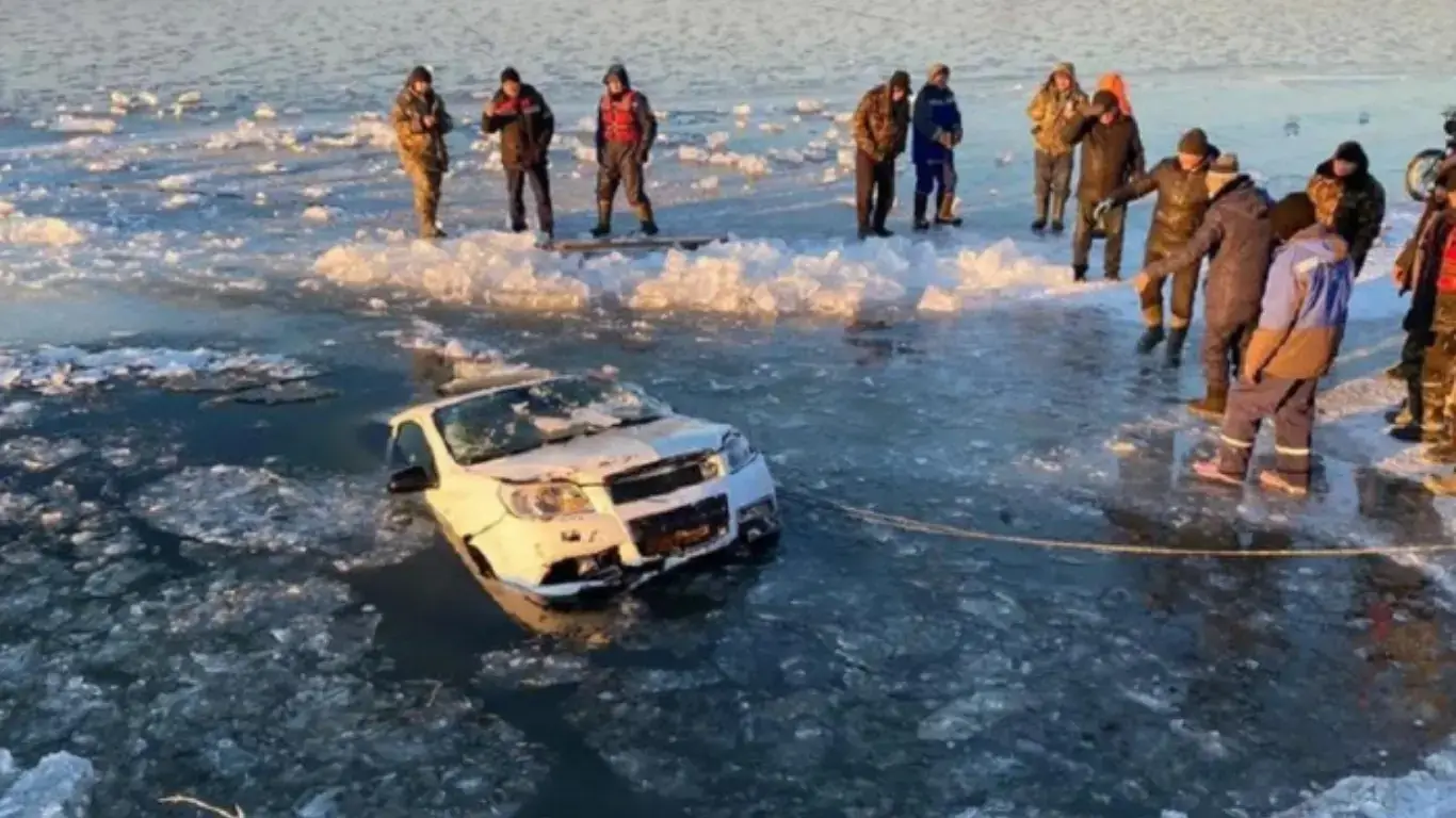 Qozog‘istonda mashina muz ostiga ketdi, ikki ayol qutqarildi
