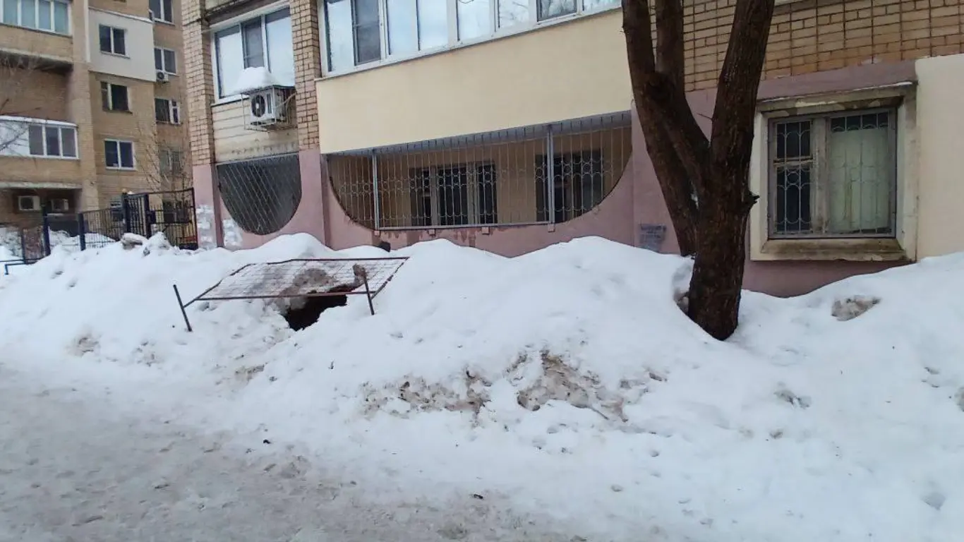 A child fell into a manhole in Saratov