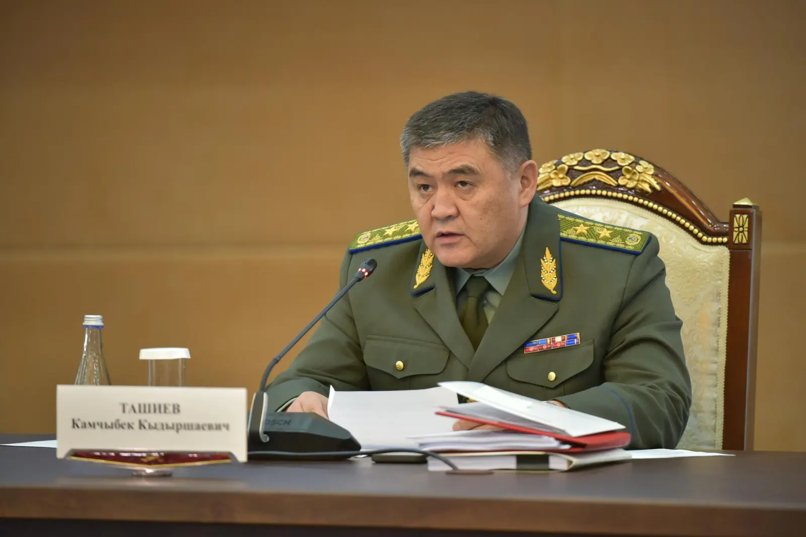 Қирғизистон сиёсий оламини титратган истеъфо: Қамчибек Ташиев кетди...