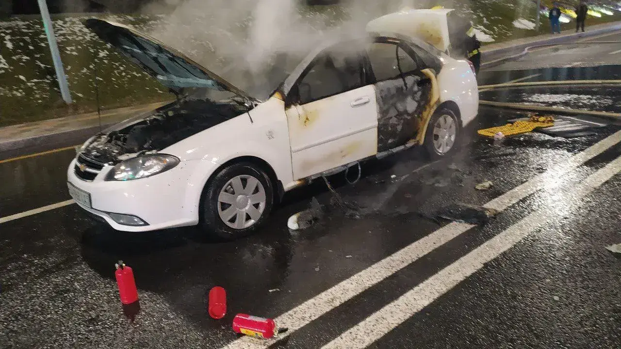 Toshkentda Gentra rusumli avtomobil yonib ketdi