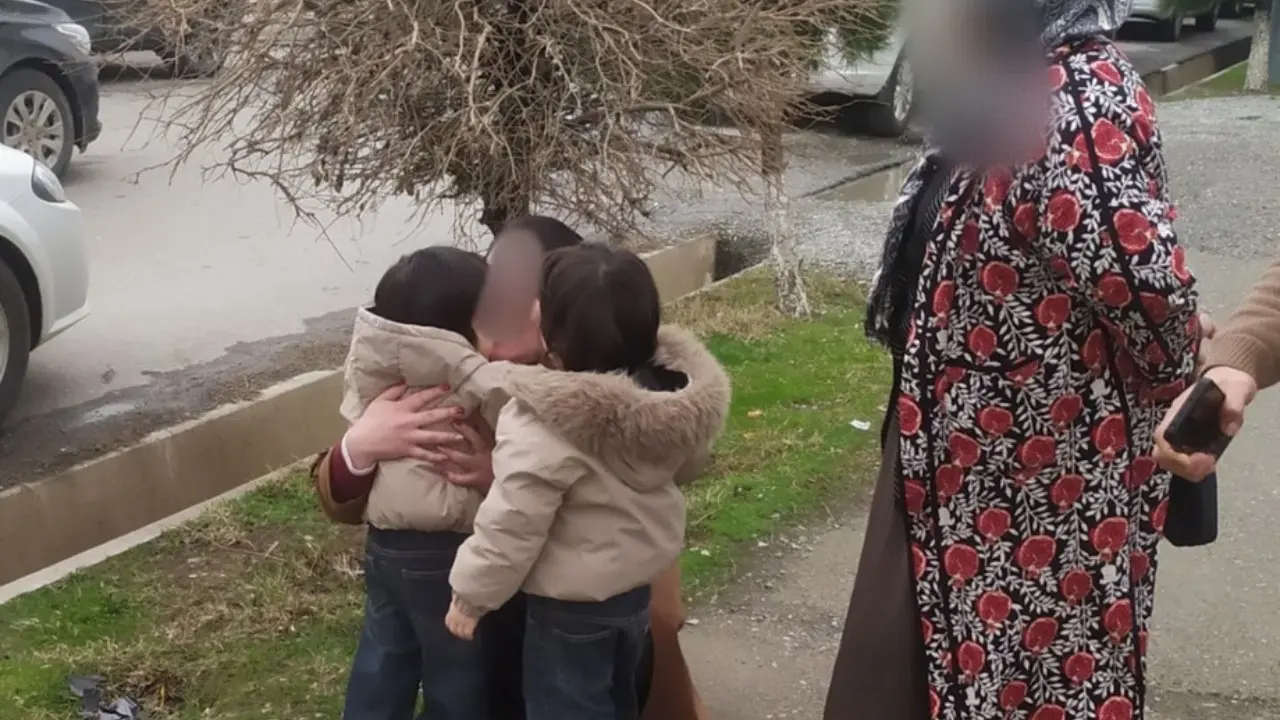 Жызақта ажырасқаннан кейін жасырылған қыздар анасына қайтарылды