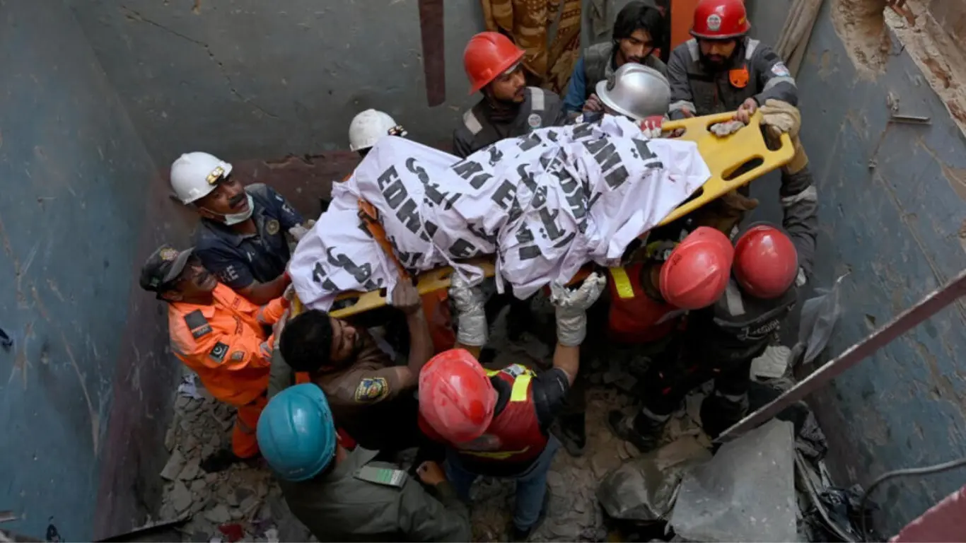 Karachida uch qavatli uy portladi