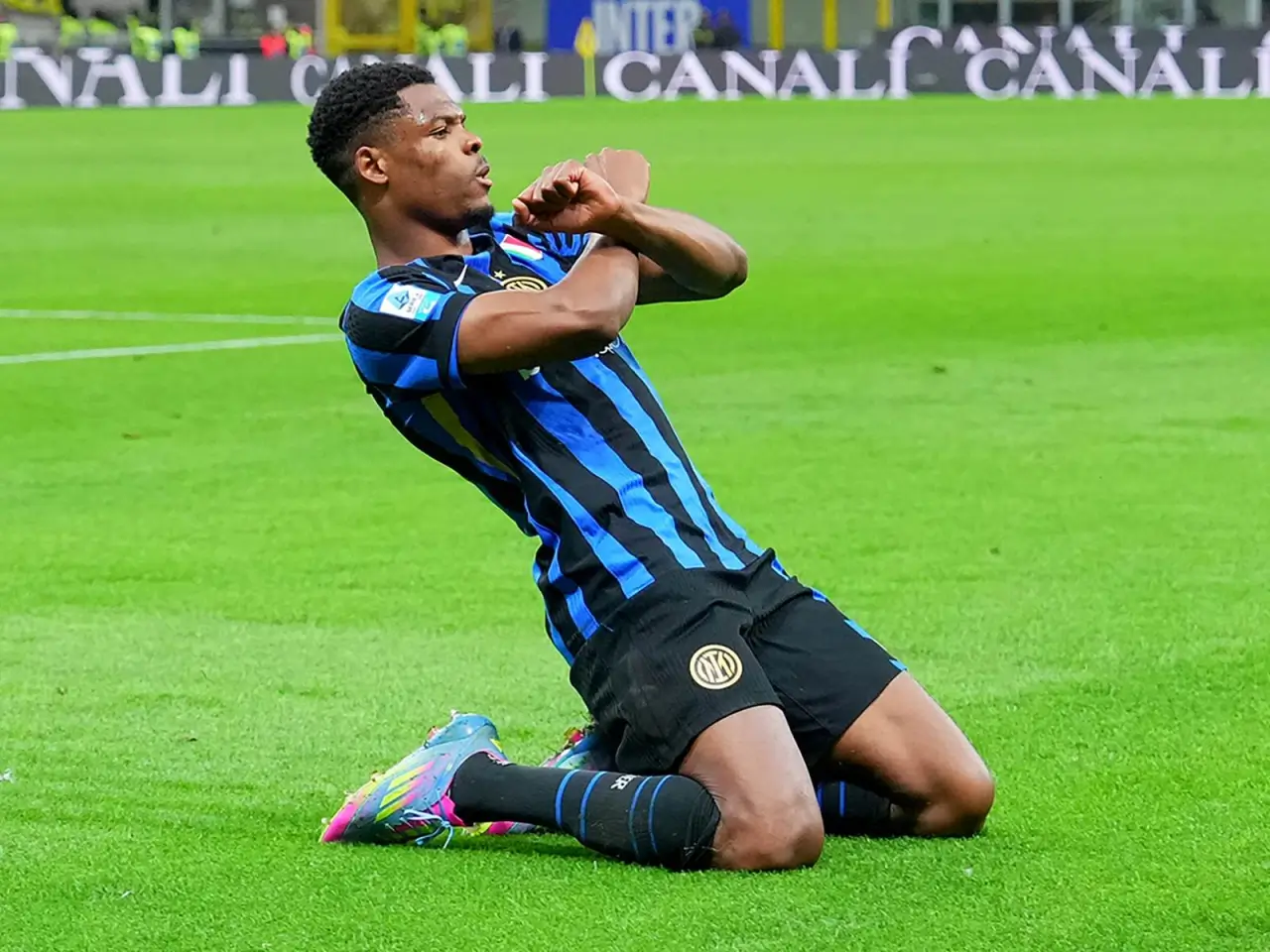 Denzel Dyumfris Milan bilan derbiga qadar safga qaytadi